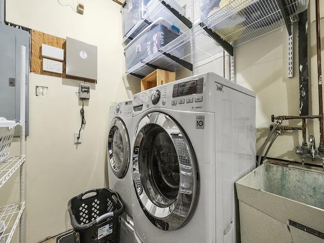 25533 Heritage Ln, Wyoming, MN 55092 - laundry area with washer and clothes dryer