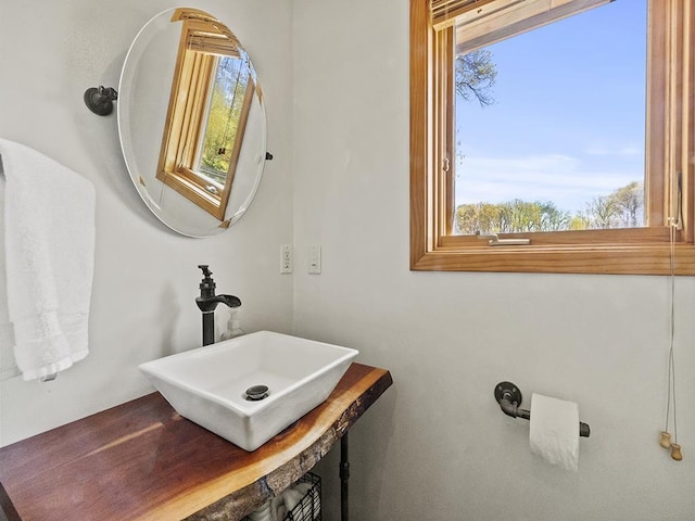 25533 Heritage Ln, Wyoming, MN 55092 - bathroom with plenty of natural light