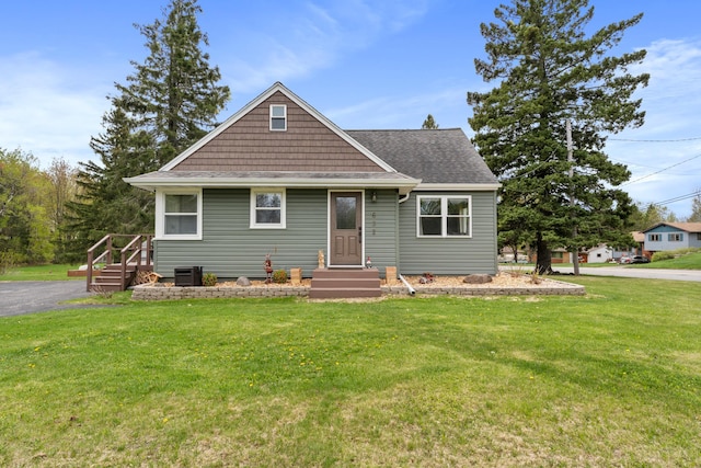 632 Quince St, Duluth, MN 55811 - bungalow with a front lawn and roof with shingles