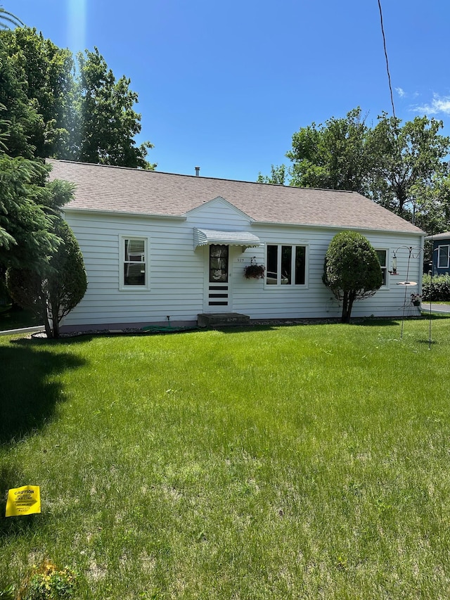 925 Willow St W, Detroit Lakes, MN 56501 - view of front of property featuring a front lawn and roof with shingles