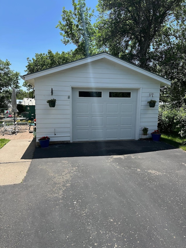 925 Willow St W, Detroit Lakes, MN 56501 - detached garage with driveway