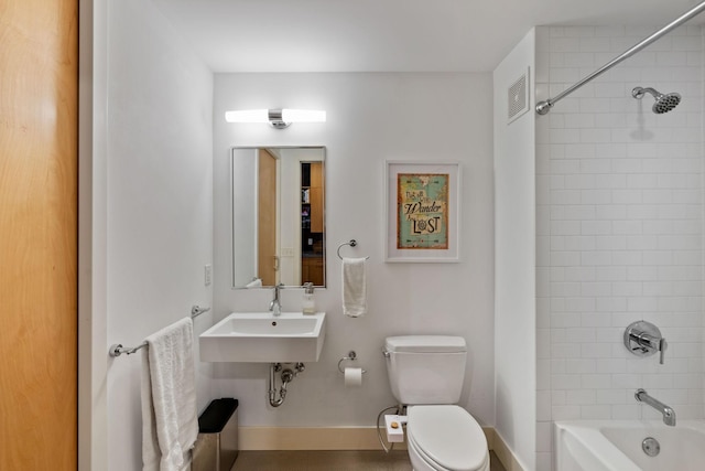 718 Washington Ave N Unit 612, Minneapolis, MN 55401 - bathroom with toilet and bathtub / shower combination