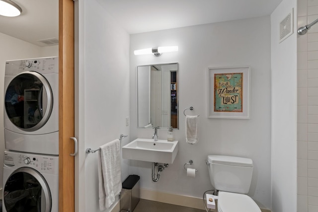 718 Washington Ave N Unit 612, Minneapolis, MN 55401 - bathroom featuring estacked washer and dryer and toilet