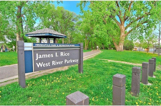 718 Washington Ave N Unit 612, Minneapolis, MN 55401 - community sign with a lawn