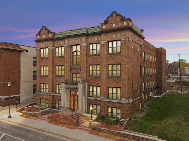 1820 1st Ave S Unit 207, Minneapolis, MN 55403 - view of property at dusk