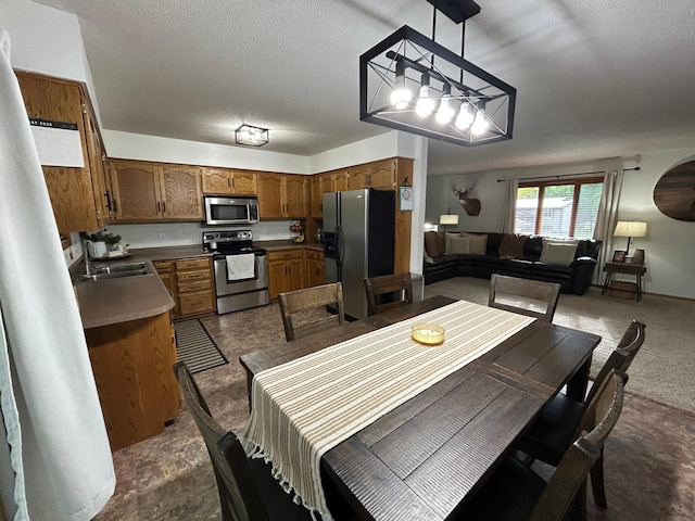 605 Park Island Dr SW, Hutchinson, MN 55350 - dining area featuring a textured ceiling