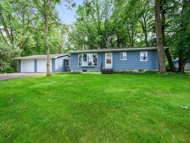 8545 70th St NW, Annandale, MN 55302 - single story home featuring entry steps, a front lawn, a detached garage, and view of wooded area