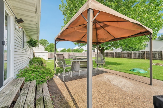 608 Frontier Cir, Belle Plaine, MN 56011 - fenced backyard with a patio area and outdoor dining area