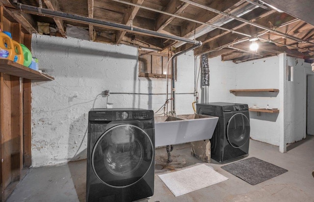402 Clifton St, Saint Paul, MN 55102 - washroom with washer and clothes dryer