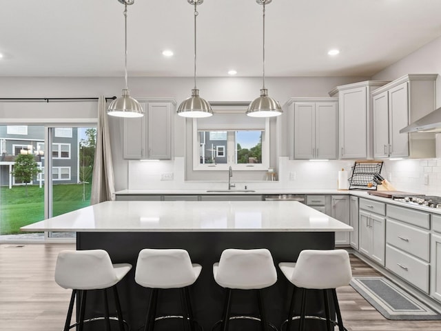 7154 Alphabet St, Chanhassen, MN 55317 - kitchen featuring plenty of natural light, a kitchen breakfast bar, tasteful backsplash, and recessed lighting