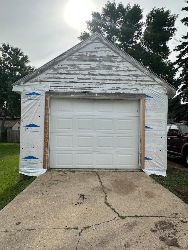 613 Cedar St, Luverne, MN 56156 - detached garage with driveway