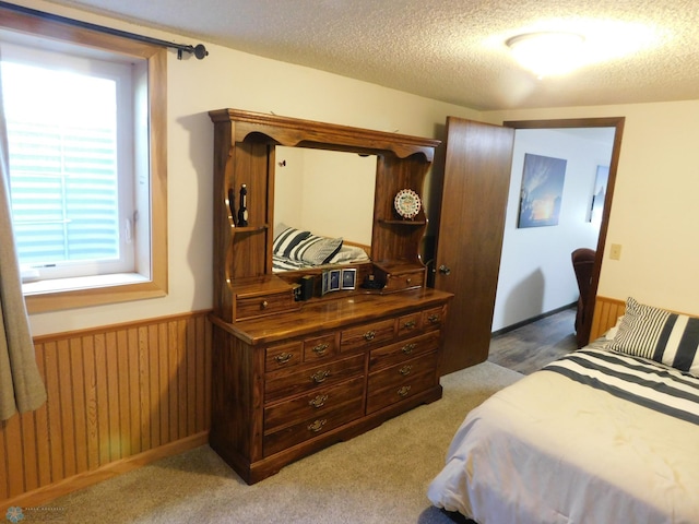 961 4th Ave W Unit B, West Fargo, ND 58078 - bedroom with a wainscoted wall and a textured ceiling