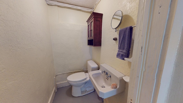 315 Fountain St, Albert Lea, MN 56007 - bathroom featuring a textured wall and toilet