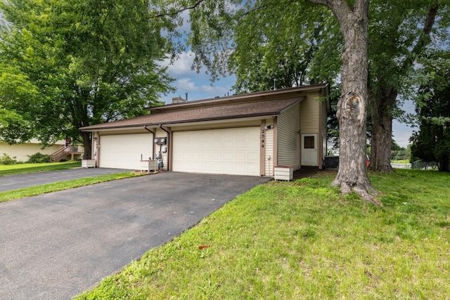 2544 Copper Cliff Trl, Woodbury, MN 55125 - mid-century modern home featuring asphalt driveway and a front yard