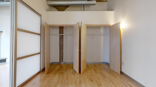 521 7th St Unit 519, Minneapolis, MN 55415 - unfurnished bedroom with light wood-style floors and a high ceiling