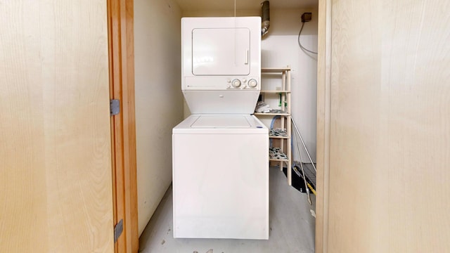 521 7th St Unit 519, Minneapolis, MN 55415 - laundry area featuring stacked washer and clothes dryer and light wood-type flooring