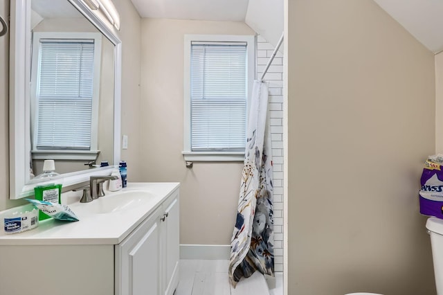 3148 Pleasant Ave, Minneapolis, MN 55408 - full bathroom featuring vanity, a shower with shower curtain, and lofted ceiling