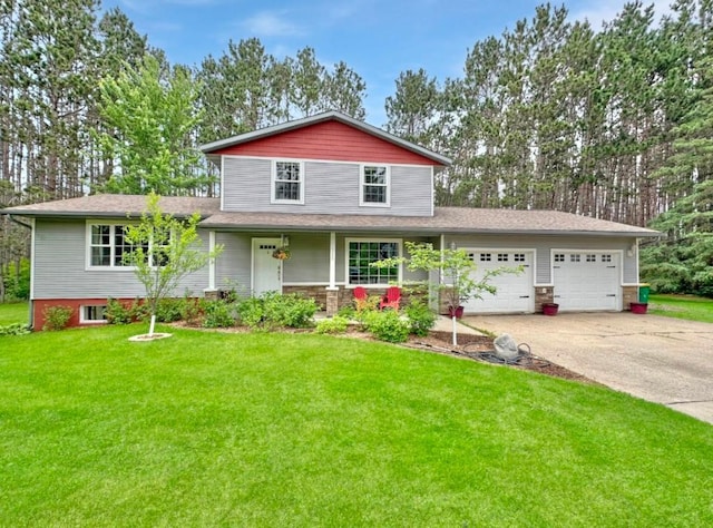 315 32nd St, Grand Rapids, MN 55744 - traditional home with an attached garage, a front yard, driveway, and a porch