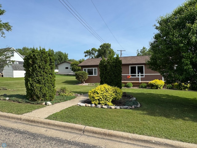 418 4th Ave W, Lisbon, ND 58054 - ranch-style home featuring a front lawn and a shingled roof
