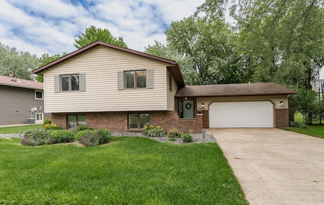 5520 25th Ave NW, Rochester, MN 55901 - split level home with a garage, brick siding, driveway, and a front yard