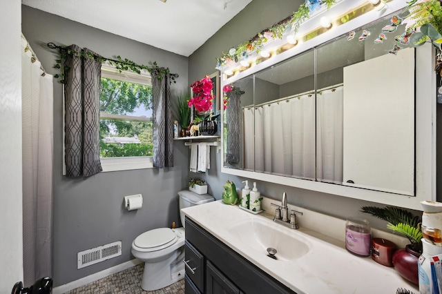 1613 Lyn Curve Ave N, Minneapolis, MN 55411 - full bathroom featuring vanity and curtained shower