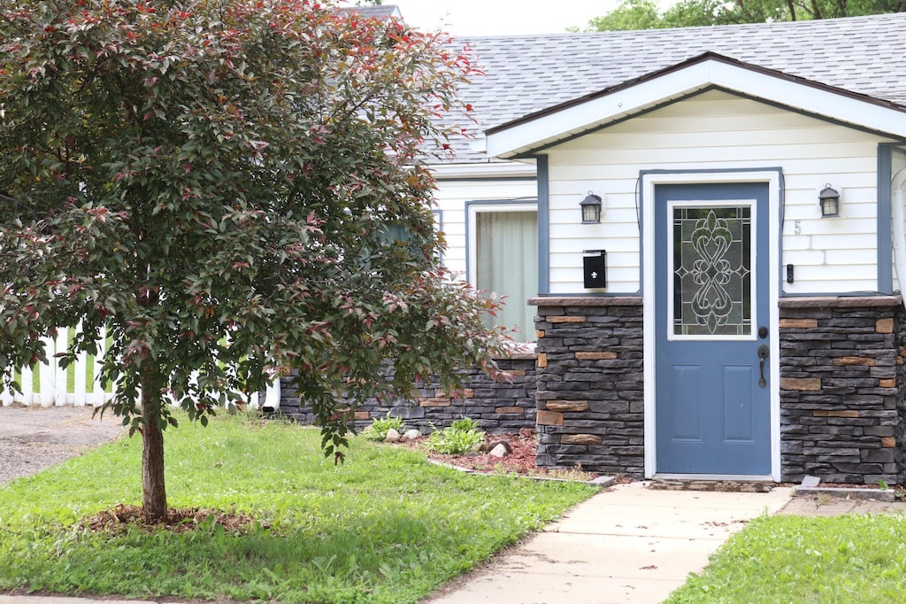 511 3rd St NE, Saint Cloud, MN 56304 - entrance to property featuring stone siding and a shingled roof