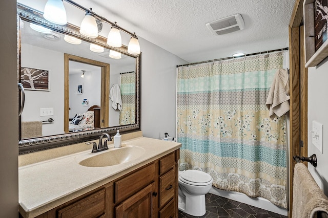 121 Arbor St, Northfield, MN 55057 - ensuite bathroom with vanity, a textured ceiling, and curtained shower