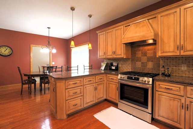 21601 Timber Hills Trl, Nisswa, MN 56468 - kitchen with gas range, custom range hood, dark wood-style flooring, backsplash, and a peninsula