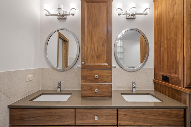 5011 Lake Ave Unit 105, White Bear Lake, MN 55110 - full bath featuring decorative backsplash and double vanity