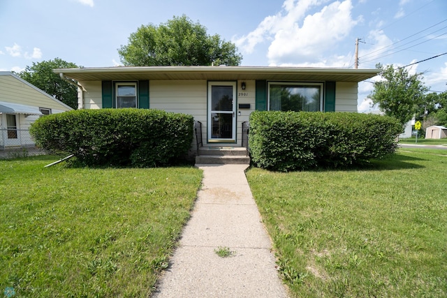 2901 10th Ave N, Fargo, ND 58102 - bungalow-style house with a front yard