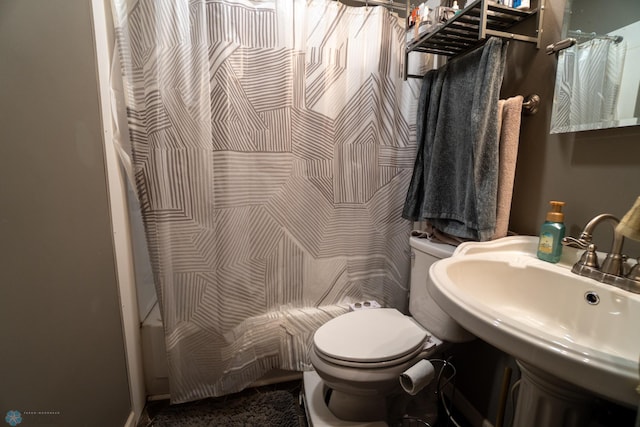 2901 10th Ave N, Fargo, ND 58102 - bathroom with toilet and shower / bath combo