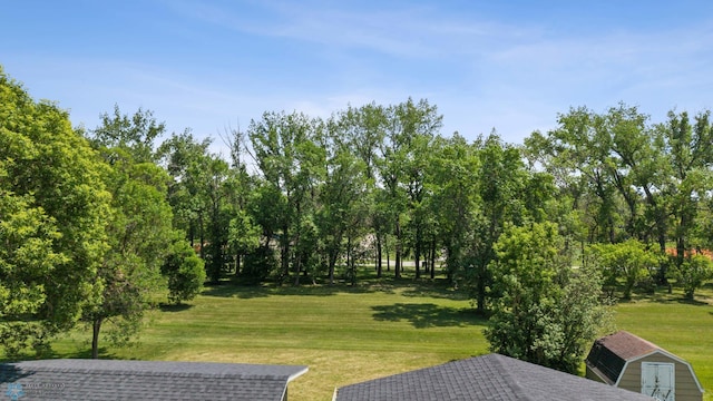 1031 7th St W, West Fargo, ND 58078 - view of grassy yard with a storage shed