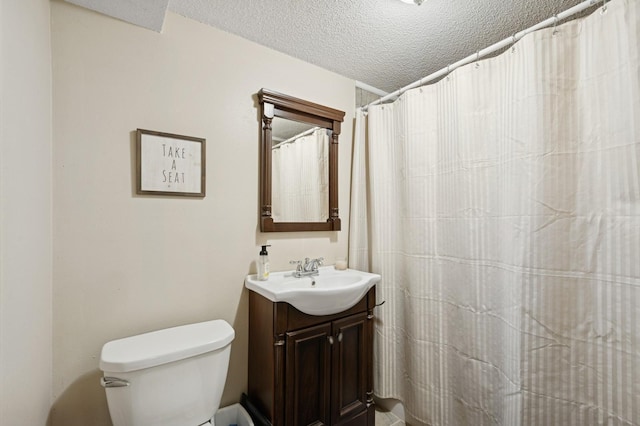 9372 71st St NE, Spicer, MN 56288 - bathroom with vanity, a textured ceiling, and curtained shower