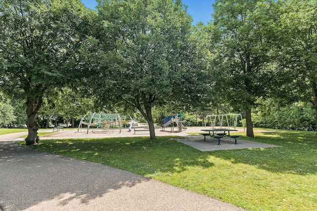 4128 Zane Ave N, Robbinsdale, MN 55422 - view of home's community featuring a lawn