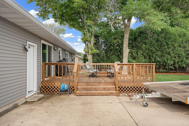 522 14th St NE, Owatonna, MN 55060 - deck with a patio area