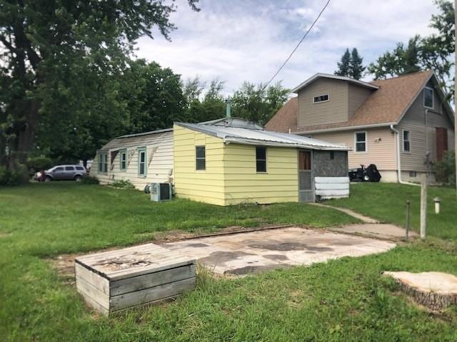 604 Elliott Ave N, Glencoe, MN 55336 - back of property featuring a lawn