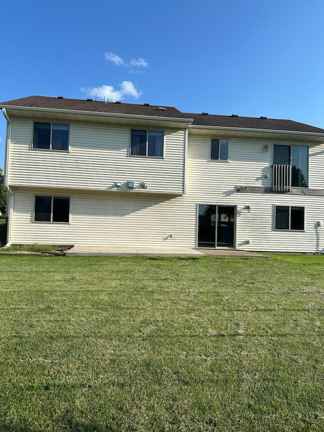 2460 Fox Hollow Ln, Owatonna, MN 55060 - rear view of house featuring a yard