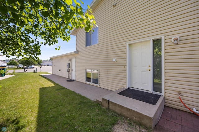 1030 Oak Pl, West Fargo, ND 58078 - entrance to property with a yard
