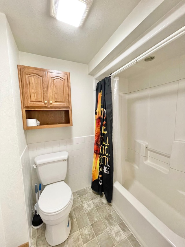 212 Sanborn St, Springfield, MN 56087 - full bath with shower / bath combination with curtain and tile walls