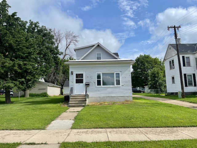 212 Sanborn St, Springfield, MN 56087 - view of front facade featuring entry steps and a front yard