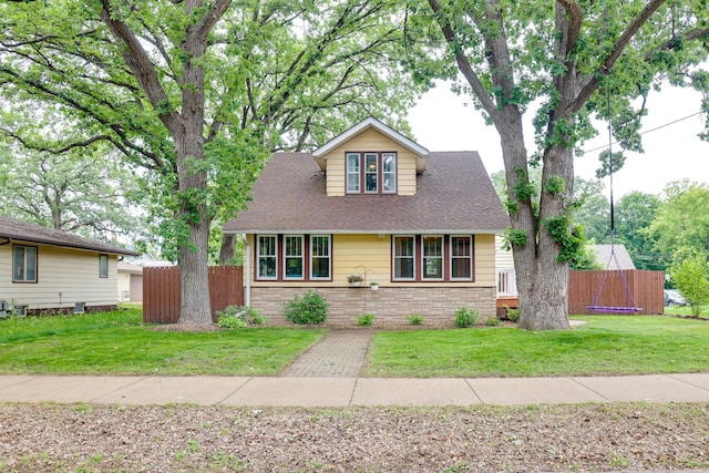 914 9th Ave N, Saint Cloud, MN 56303 - view of front of house featuring a shingled roof