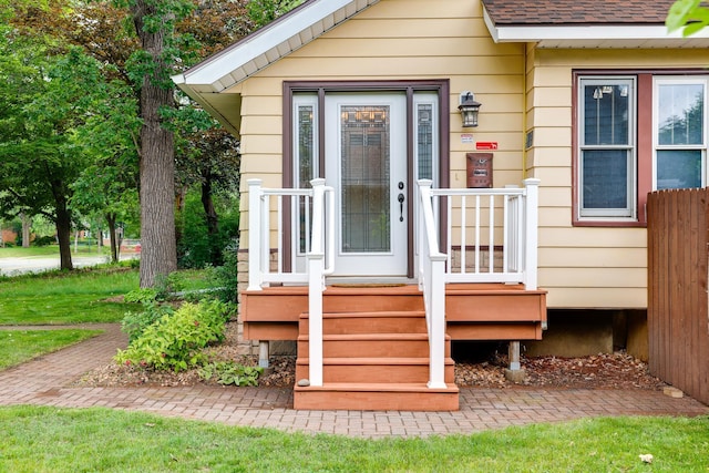 914 9th Ave N, Saint Cloud, MN 56303 - property entrance with a shingled roof