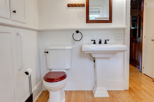 914 9th Ave N, Saint Cloud, MN 56303 - bathroom with toilet and wood finished floors