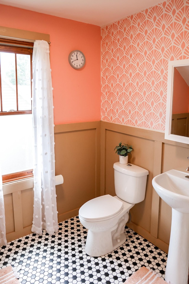 914 9th Ave N, Saint Cloud, MN 56303 - bathroom with a decorative wall, wainscoting, and an accent wall