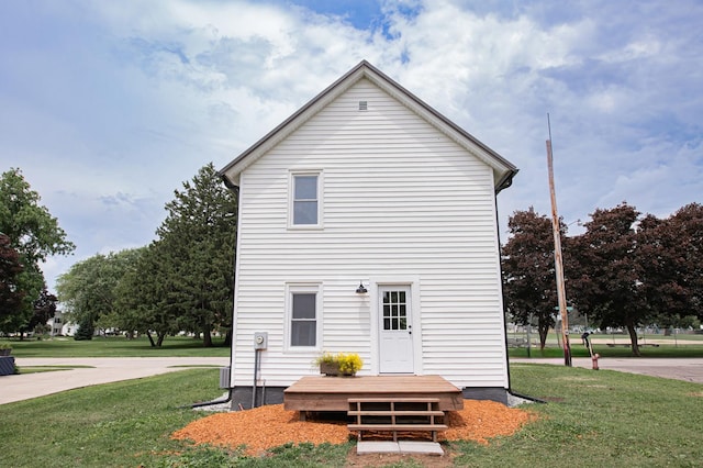 322 Jefferson St, Caledonia, MN 55921 - rear view of property featuring a lawn