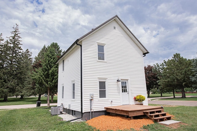322 Jefferson St, Caledonia, MN 55921 - back of property featuring a yard
