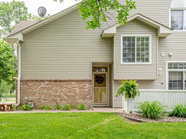 6388 Tahoe Rd, Woodbury, MN 55125 - view of front of property with a front yard and brick siding