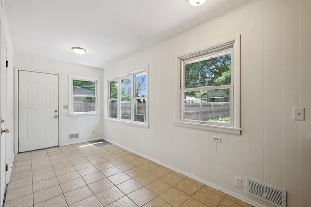 4337 Colorado Ave N, Crystal, MN 55422 - entrance foyer featuring light tile patterned floors and baseboards