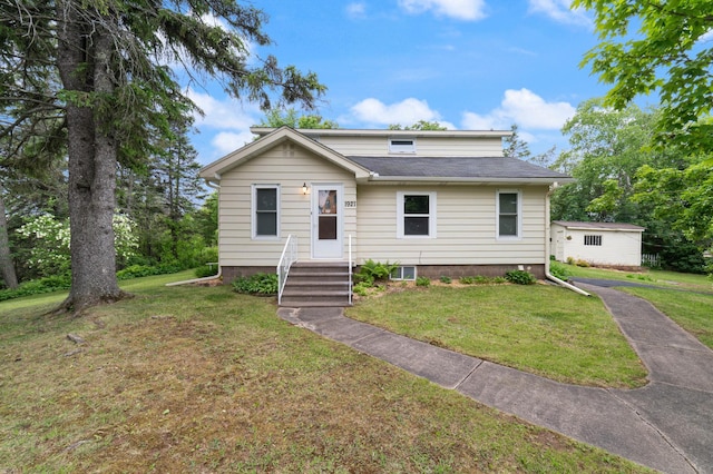 1921 Minneapolis Ave, Duluth, MN 55803 - bungalow-style house featuring a front yard and a shingled roof
