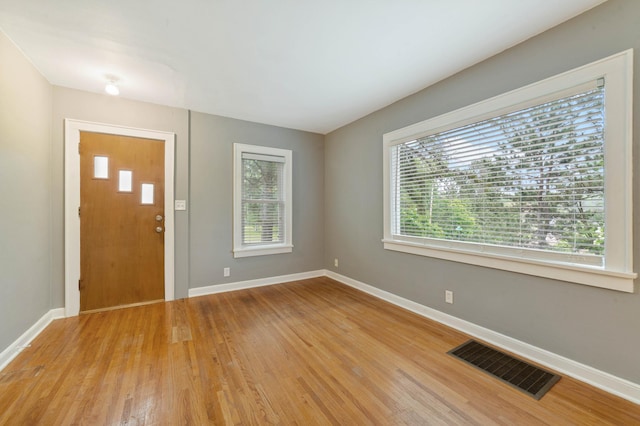1921 Minneapolis Ave, Duluth, MN 55803 - foyer entrance featuring light wood-type flooring and baseboards